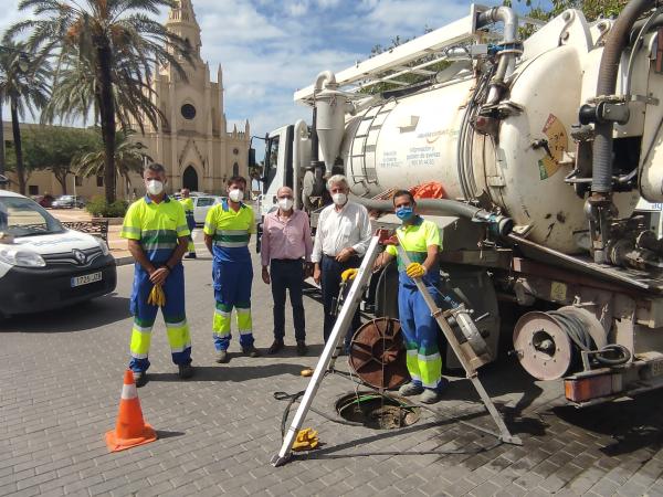 Previsión de extraer más de 100.000 litros de residuos este año tras la limpieza de imbornales, redes y bombeos de aguas residuales de Chipiona